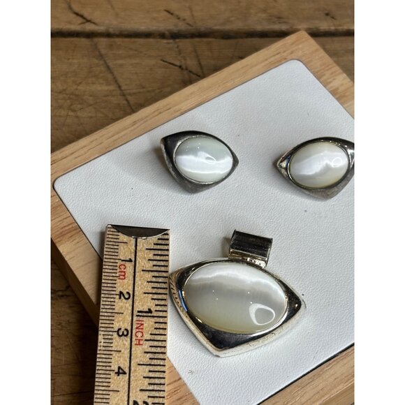 Silver-Tone White Mother Of Pearl Pendant & Earrings Jewelry Set In Gift Box - Picture 3 of 4